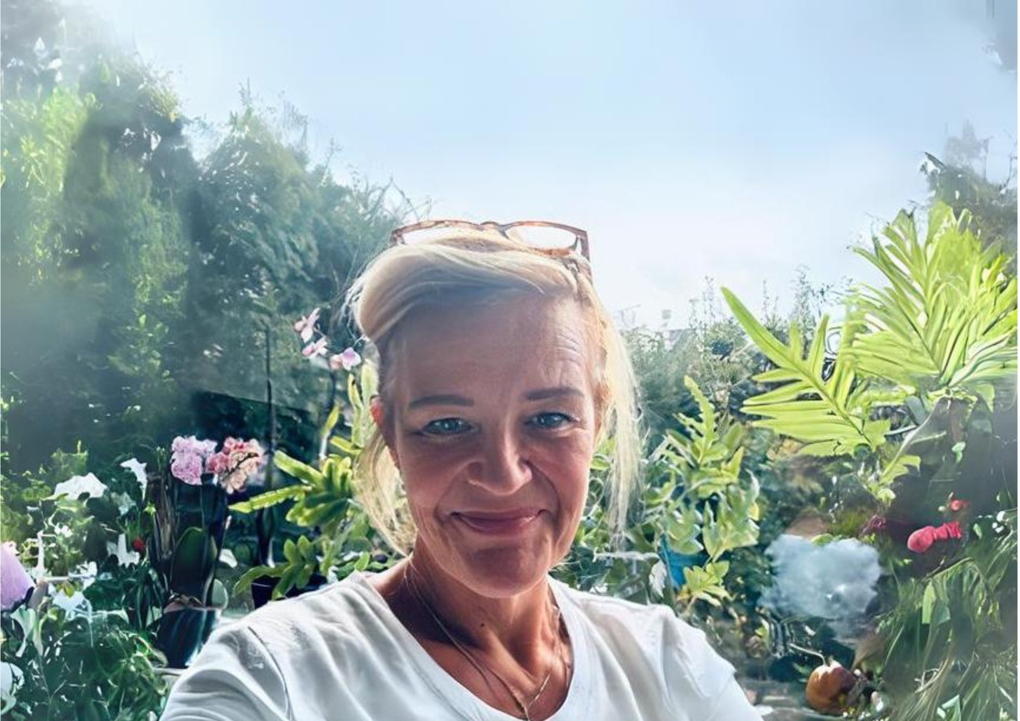 Psycholoog Ilonka Hanneman in haar tuin